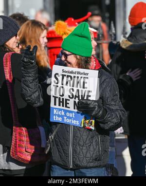 Brighton UK 15th décembre 2022 - les membres des syndicats locaux et des groupes de travailleurs, y compris le travailleur socialiste, se réunissent à l'extérieur de l'hôpital Royal Sussex County de Brighton pour montrer leur soutien aux grèves des infirmières qui ont commencé aujourd'hui . : Crédit Simon Dack / Alamy Live News Banque D'Images