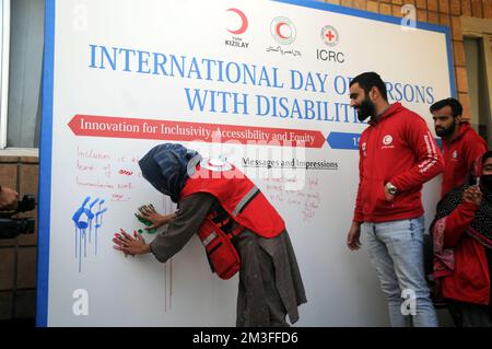 ISLAMABAD, AU PAKISTAN, la Journée internationale des personnes handicapées a été observée aujourd'hui dans le monde entier, qui vise à mettre en lumière les problèmes rencontrés b Banque D'Images