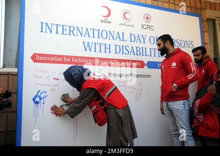 ISLAMABAD, AU PAKISTAN, la Journée internationale des personnes handicapées a été observée aujourd'hui dans le monde entier, qui vise à mettre en lumière les problèmes rencontrés b Banque D'Images