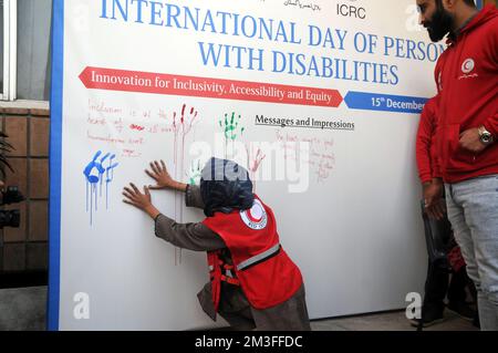 ISLAMABAD, AU PAKISTAN, la Journée internationale des personnes handicapées a été observée aujourd'hui dans le monde entier, qui vise à mettre en lumière les problèmes rencontrés b Banque D'Images