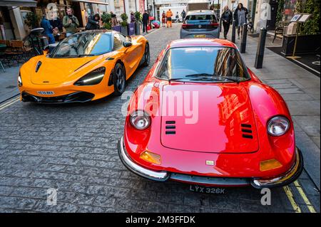 Londres, Royaume-Uni. 15th décembre 2022. L'un des seuls 50 fabriqués, une McLaren 720s le Mans coupé, est £225 000 passe un Ferrari Dino 246 GT coupé 1971, est £250 000 - 2020 £300 000 - Un aperçu de la vente de Street Collector Cars à Bonhams New Bond Street. Le Sal a lieu le 16 décembre 2022. Crédit : Guy Bell/Alay Live News Banque D'Images