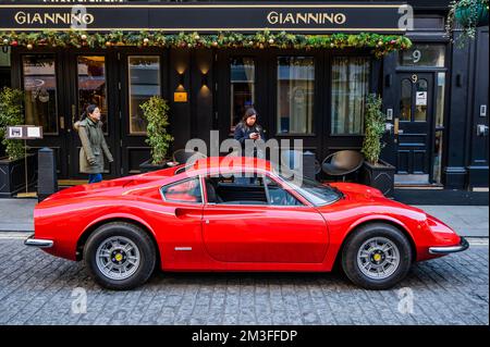 Londres, Royaume-Uni. 15th décembre 2022. 1971 Ferrari Dino 246 GT coupé, est £250 000 - £300 000 - Un aperçu de la vente de Street Collector Cars à Bonhams New Bond Street. Le Sal a lieu le 16 décembre 2022. Crédit : Guy Bell/Alay Live News Banque D'Images