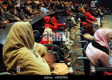 ISLAMABAD, AU PAKISTAN, la Journée internationale des personnes handicapées a été observée aujourd'hui dans le monde entier, qui vise à mettre en lumière les problèmes rencontrés b Banque D'Images