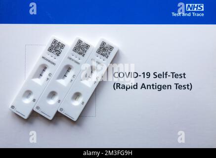 Kit d'auto-test NHS, de suivi et de trace Covid-19 (test rapide d'antigène) Banque D'Images
