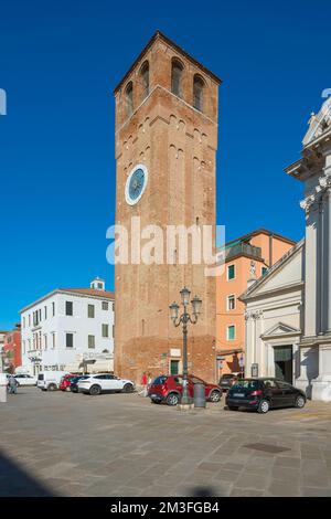 Tour de l'horloge Chioggia, vue en été de la Torre dell'Orologio - une tour de l'époque de la Renaissance contenant un musée de l'horloge situé dans le centre de Chioggia Banque D'Images