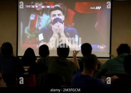 Téhéran, Téhéran, Iran. 14th décembre 2022. Les Iraniens regardent une émission en direct du match de demi-finale de la coupe du monde de football du Qatar 2022 entre le Maroc et la France au café Nakhlestan dans le centre-ville de Téhéran, en Iran, sur 14 décembre 2022. Les fans d'Iran, du Liban, du Yémen, de Syrie et de Palestine se rassemblent au café de Nakhlestan, qui est géré et détenu par l'organisation artistique et médiatique Owj (IRGS) du corps des Gardiens de la révolution islamique, pour soutenir l'équipe nationale marocaine. Après la victoire contre le Portugal au Qatar sur 10 décembre, les Marocains ont porté des drapeaux palestiniens pour montrer leur soutien aux Palestiniens. France ende Banque D'Images