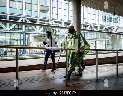 La Haye, pays-Bas, 15 décembre 2022, LA HAYE - les parties intéressées arrivent pour une procédure sommaire devant le tribunal. Des fondations surinamaises aux pays-Bas ont déposé des procédures sommaires sur 19 décembre, le jour où, selon des sources, le cabinet s'excusera pour le passé esclavagiste. ANP REMKO DE WAAL pays-bas hors - belgique hors Banque D'Images