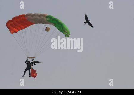 Kolkata, Inde. 14th décembre 2022. Un parachutiste de l'armée indienne se produit lors de la répétition finale avant les célébrations de l'armée indienne « Vijay Diwas », au CRAC à Kolkata sur 14 décembre 2022. 'Vijay Diwas' est célébrée chaque année sur 16 décembre pour honorer la victoire des forces armées indiennes sur le Pakistan dans la guerre de libération du Bangladesh de 1971. (Photo de Dipa Chakraborty/Pacific Press) crédit: Pacific Press Media production Corp./Alay Live News Banque D'Images