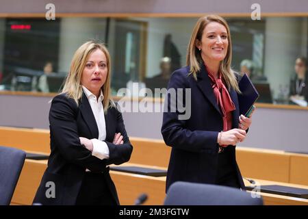 Bruxelles, Belgique. 15th décembre 2022. La présidente du Parlement européen, Roberta Metsola (R) et la première ministre italienne, Giorgia Meloni, assistent à la réunion du Conseil européen à Bruxelles, Belgique, le 15 décembre 2022. Credit: Zheng Huansong/Xinhua/Alay Live News Banque D'Images