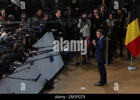 Bruxelles, Belgique. 15th décembre 2022. Le président français Emmanuel Macron s'adresse aux médias lorsqu'il arrive au Conseil européen à Bruxelles, Belgique, le 15 décembre 2022. Credit: Zheng Huansong/Xinhua/Alay Live News Banque D'Images