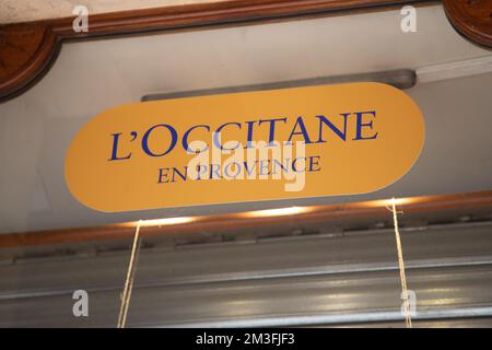 Bordeaux , Aquitaine France - 11 06 2022 : l'occitane en provence texte logo et marque façade avant entrée cosmétique français culture sud-est SH Banque D'Images