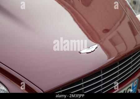 Bordeaux , Aquitaine France - 11 06 2022 : logo Aston Martin et texte de marque ailes sur badge véhicule de luxe sport Banque D'Images