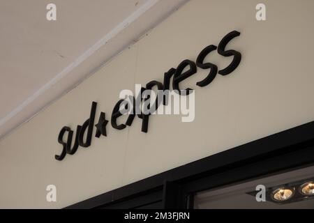 Bordeaux , Aquitaine France - 11 06 2022 : texte sud express marque et logo sur boutique entrée façade murale de boutique de mode signboa Banque D'Images