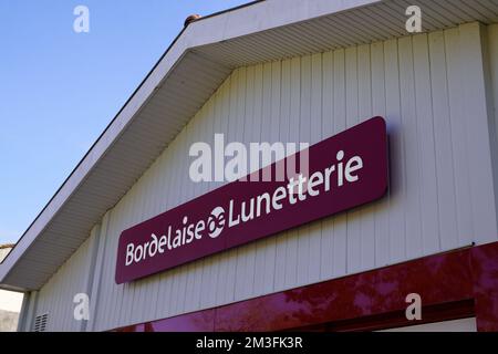 Bordeaux , Aquitaine France - 11 06 2022 : Bordelaise de lunetterie logo magasin marque boutique texte français opticien Bordeaux lunettes vente de lunettes Banque D'Images