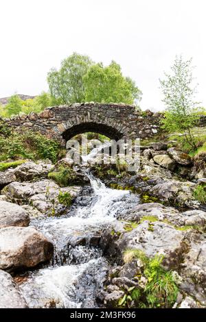 Ashness Bridge, Cumbria, Royaume-Uni, Lake District, Barrow Beck qui coule sous Ashness Bridge, Skiddaw, Derwent Water, derwentwater, Cumbria Royaume-Uni, beck, beck, Banque D'Images