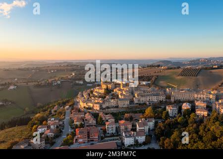 Une vue sur le village de Morrovalle dans la province de Marche en Italie dans la lumière chaude du soir Banque D'Images