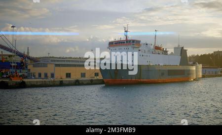 Port fluvial avec bateaux amarrés et barges. Action. Concept de transport de marchandises, grand navire près de la jetée Banque D'Images