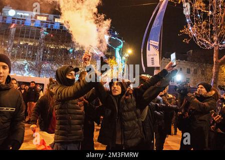 Paris, France. 14th décembre 2022. Les supporters français du football ont fait un feu de fumée lors des célébrations de qualification de la France pour la finale de la coupe du monde au Qatar. Émeutes au coeur de Paris après la victoire demi-finale de la France sur le Maroc au Qatar. Plus de 5 000 soldats de la gendarmerie ont été stationnés près de l'Arc de Triomphe à Paris pour disperser les fanatiques qui étaient à l'origine d'incidents violents le soir. Crédit : SOPA Images Limited/Alamy Live News Banque D'Images