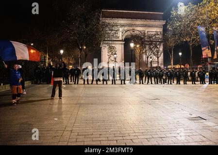 Paris, France. 15th décembre 2022. Des dizaines de soldats de la gendarmerie gardent l'Arc de Triomphe et les champs-Elysées en prévision des émeutes lors des célébrations de qualification de la France pour la finale de la coupe du monde au Qatar. Émeutes au coeur de Paris après la victoire demi-finale de la France sur le Maroc au Qatar. Plus de 5 000 soldats de la gendarmerie ont été stationnés près de l'Arc de Triomphe à Paris pour disperser les fanatiques qui étaient à l'origine d'incidents violents le soir. Crédit : SOPA Images Limited/Alamy Live News Banque D'Images