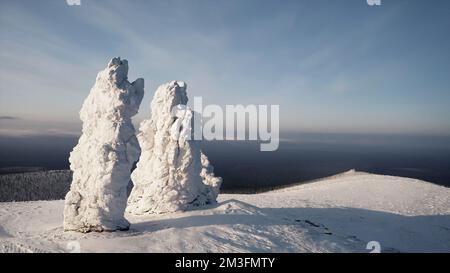 Vue aérienne en hiver des géants du plateau de Manpupuner, République de Komi. Attache. Monuments géologiques couverts de neige Banque D'Images