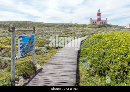 Parc national d'Agulhas, Afrique du Sud - 21 septembre 2022 : le phare historique d'Agulhas à l'extrémité sud de l'Afrique. La promenade à la lumière Banque D'Images