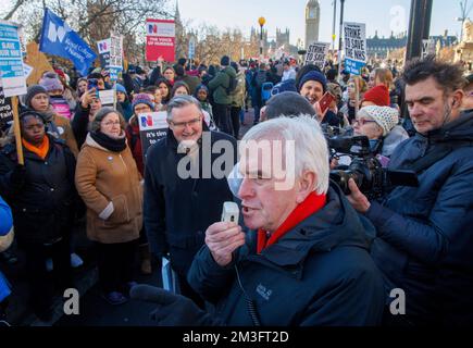 Londres, Royaume-Uni. 15th décembre 2022. John McDonnell, député, sur la ligne de piquetage. Les infirmières et le personnel infirmier font une démonstration à l'extérieur de l'hôpital St ThomasÕs à Londres. Des dizaines de milliers d'infirmières ont fait la grève pour leur première sortie de masse depuis un siècle en Angleterre, au pays de Galles et en Irlande du Nord. L’action, qui est une tentative de garantir une augmentation des salaires au-dessus de l’inflation, a pris fin après les pourparlers pour l’éviter dans une impasse. Des lignes de piquetage sont en place dans des dizaines d'hôpitaux et des milliers de nominations et d'opérations du NHS ont été annulées. Crédit : Mark Thomas/Alay Live News Banque D'Images