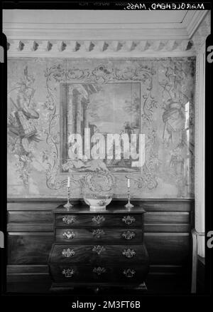 Marblehead, Lee Mansion, hall supérieur: Papier, panneau vertical et coffre de bombe , éléments architecturaux, intérieurs, fonds d'écran, coffres. Collection de négatifs photographiques Samuel Chamberlain Banque D'Images