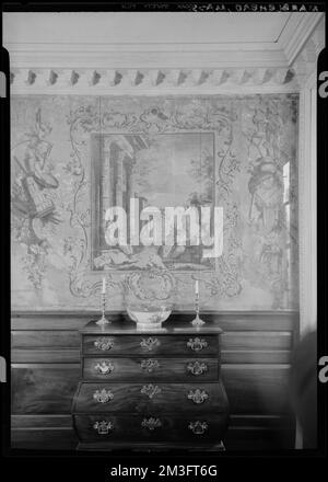 Marblehead, Lee Mansion, hall supérieur: Papier, panneau vertical et coffre de bombe , éléments architecturaux, intérieurs, fonds d'écran, coffres. Collection de négatifs photographiques Samuel Chamberlain Banque D'Images