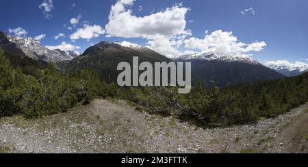 Un paysage dans la région de Bormio pendant un trekking d'été Banque D'Images