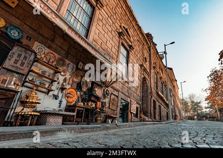 Ankara-Turquie, 09 décembre 2022 : détail d'une boutique de souvenirs et de la rue près du château d'Ankara à Ankara, Turquie. Lanternes en cuivre, plateau, fer, pichet, Banque D'Images