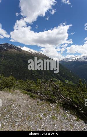 Un paysage dans la région de Bormio pendant un trekking d'été Banque D'Images