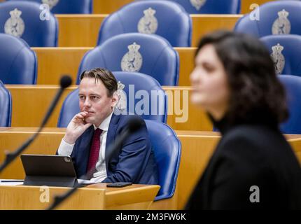 LA HAYE - pays-Bas, Henk Nijboer (PvdA) et Senna Maatoug (GroenLinks) lors du débat à la Chambre des représentants sur la future loi sur les pensions. ANP SEM VAN DER WAL pays-bas sortie - belgique sortie Banque D'Images
