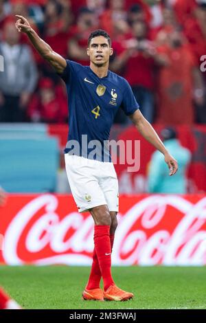 Al Chaur, Qatar. 14th décembre 2022. Football: Coupe du monde, France - Maroc, finale, demi-finale, stade Al-Bait, Gestes de Raphaël Varane en France. Crédit : Tom Weller/dpa/Alay Live News Banque D'Images