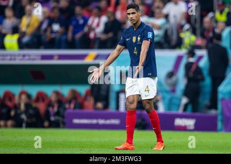 Al Chaur, Qatar. 14th décembre 2022. Football: Coupe du monde, France - Maroc, finale, demi-finale, stade Al-Bait, Gestes de Raphaël Varane en France. Crédit : Tom Weller/dpa/Alay Live News Banque D'Images