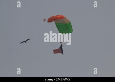 Kolkata, Bengale occidental, Inde. 14th décembre 2022. Un parachutiste de l'armée indienne se produit lors de la répétition finale avant les célébrations de l'armée indienne « Vijay Diwas », au CRAC à Kolkata sur 14 décembre 2022. 'Vijay Diwas' est célébrée chaque année sur 16 décembre pour honorer la victoire des forces armées indiennes sur le Pakistan dans la guerre de libération du Bangladesh de 1971. (Credit image: © Dipa Chakraborty/Pacific Press via ZUMA Press Wire) Banque D'Images