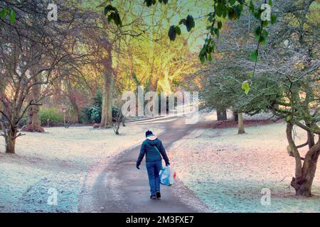 Glasgow, Écosse, Royaume-Uni 14th décembre 2022. Météo au Royaume-Uni : les températures glaciales ont vu le parc botanique commencer à ressembler beaucoup à Noël alors que les gens se sont emballés pour une promenade dans le parc célèbre pour sa serre de kibble et des pépinières de plantes pour les parcs de glasgow. Crédit Gerard Ferry/Alay Live News Banque D'Images