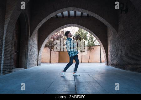 Jeune homme jouant la corne dans une musique de saragosse espagne Banque D'Images