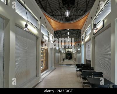 Thessalonique, Grèce rénové Modiano fermé marché alimentaire traditionnel. Vue en angle bas des stands de nourriture la nuit. Banque D'Images