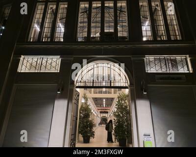 Thessalonique, Grèce rénové Modiano fermé marché alimentaire traditionnel. Vue extérieure à angle bas avec une nouvelle enseigne, Banque D'Images