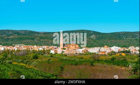 Une vue panoramique d'Alcala de Xivert, dans la province de Castellon, dans la Communauté Valencienne, Espagne, mettant en évidence le grand beffroi de San Juan Nauti Banque D'Images