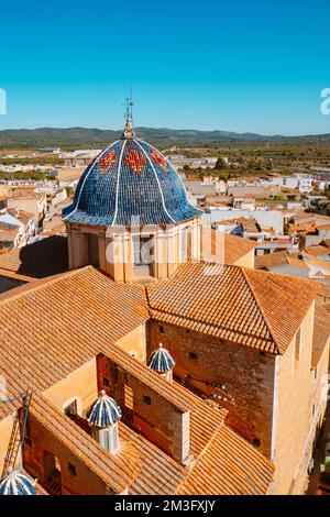 Vue panoramique sur le toit de l'église San Juan Bautista à Alcala de Xivert, en Espagne, mettant en valeur son dôme recouvert de carreaux de céramique bleue Banque D'Images