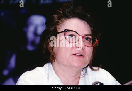 Josiane Balasko, französische Sauspielerin, Regisseurin, Drehbuchautorin, hier beim Münchner Filmfest 1990, dort läuft der film: Trop belle pour toi, in sie die Hauptrolle spielt. Josiane Balasko, actrice, réalisatrice et scénariste française, ici au Festival du film de Munich, le film: Trop belle pour toi, dans lequel elle joue le rôle principal, y est montré. Banque D'Images