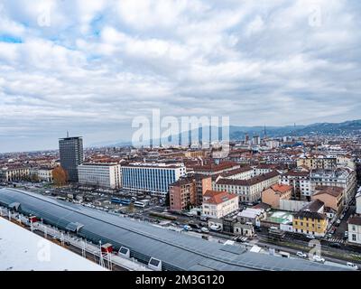 Horizon de Turin, Italie, en hiver. La montagne à l'arrière et le Mole Antonelliana, Piazza Castello, la gare de Porta Susa, la cour de Turin et la ville cent Banque D'Images