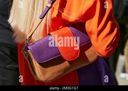 MILAN, ITALIE - 23 SEPTEMBRE 2022: Femme avec Verena Splinter orange, violet, sac en cuir brun avant le spectacle de mode Sportmax, la tenue de la semaine de la mode de Milan Banque D'Images