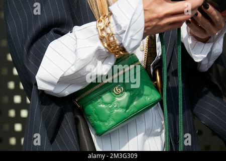 MILAN, ITALIE - 23 SEPTEMBRE 2022: Femme avec cuir vert Gucci sac avant Gucci défilé de mode, Milan Fashion week Street style Banque D'Images