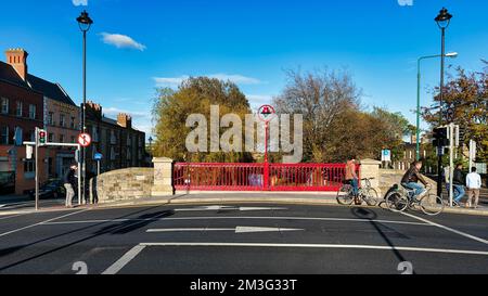 Pont de la touche, piétons et cyclistes sur le pont au feu rouge, Portobello, Dublin, Irlande Banque D'Images