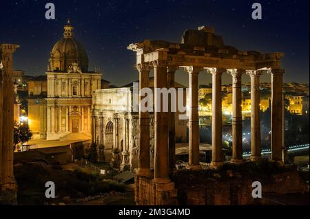 Vue du temple de droite de Saturne du centre religieux romain Arc de Severus sur Forum romain arrière-plan gauche Église de Santi Luca e Martina sous étoile Banque D'Images