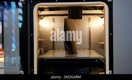 l'imprimante 3d imprime un gros plan de l'objet. Médias. Imprimante automatique 3D au travail, concept de technologies modernes Banque D'Images