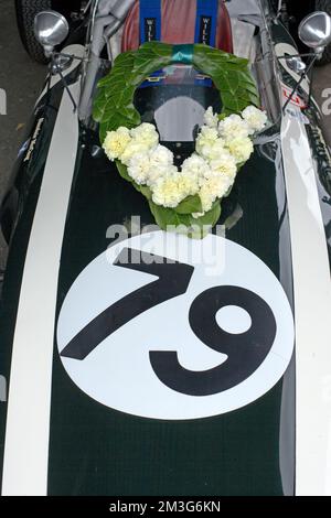 Couronne Laurel sur une voiture de sport à Goodwood Revival. Banque D'Images