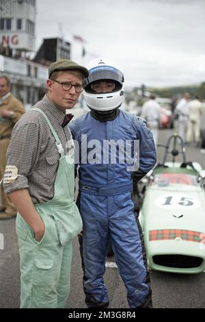 Mécanicien avec pilote de course dans le paddock à Goodwood Revival Banque D'Images